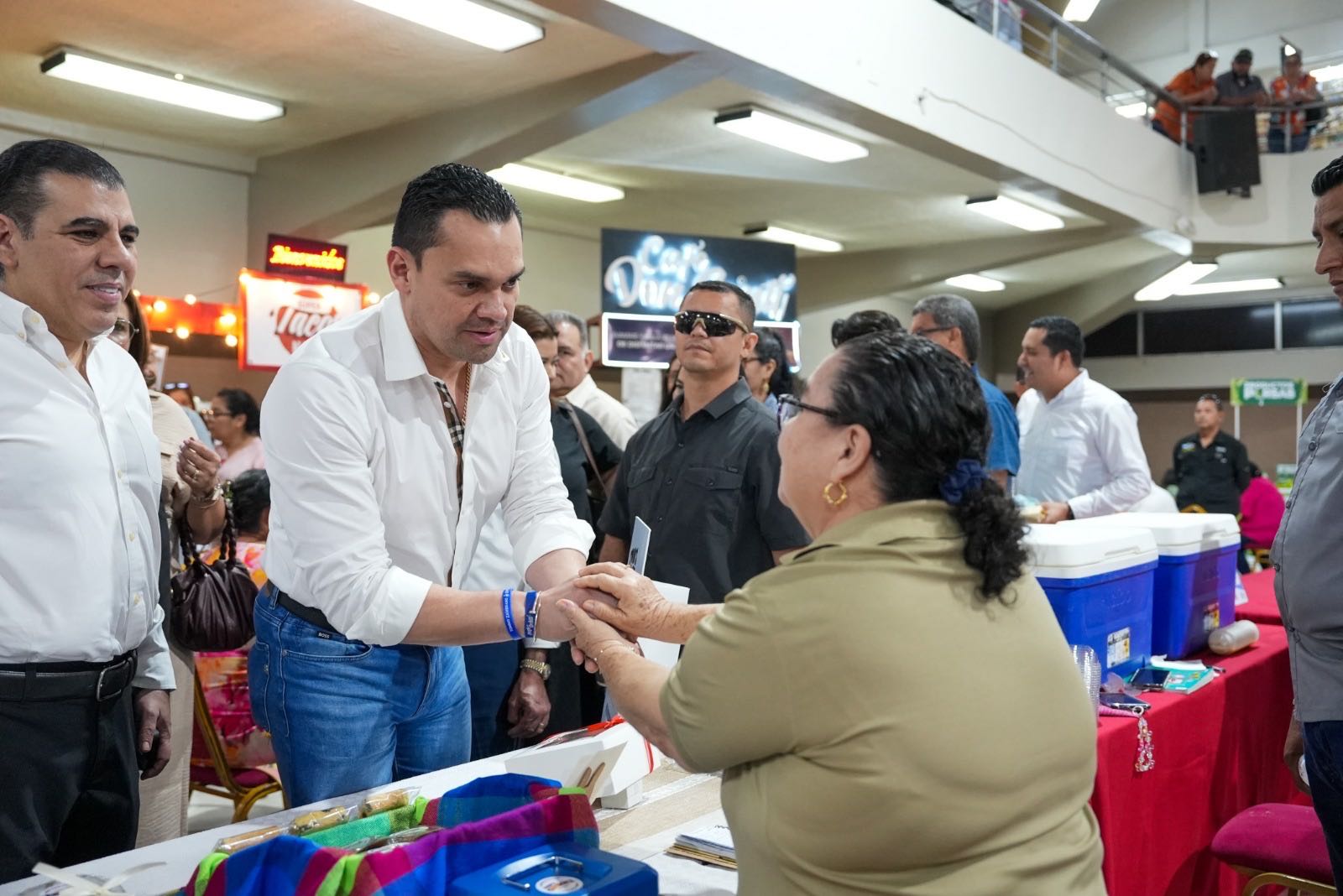 “Estamos para ser aliados de los emprendedores”, dice Zambrano en el Bazar del Sábado